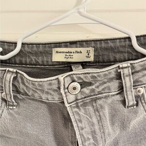 Abercrombie & Fitch - The Mom High Rise - 27/4 - Curve
Love